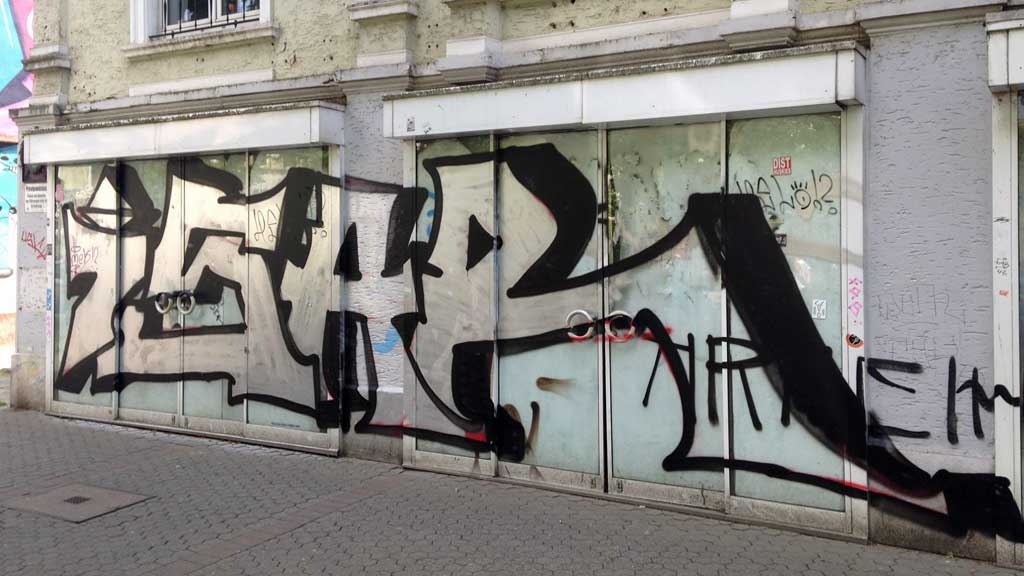 Graffiti in mehreren Anläufen fertig malen