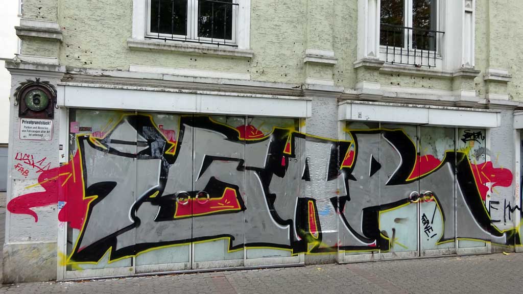 Graffiti in mehreren Anläufen fertig malen