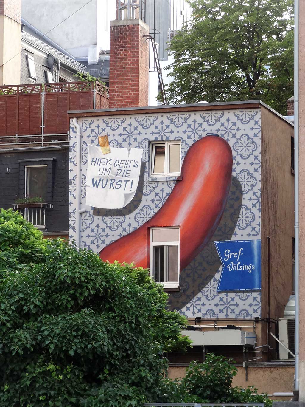 Gref-Völsings-Hausfassade mit großen Wurst-Motiv bemalt
