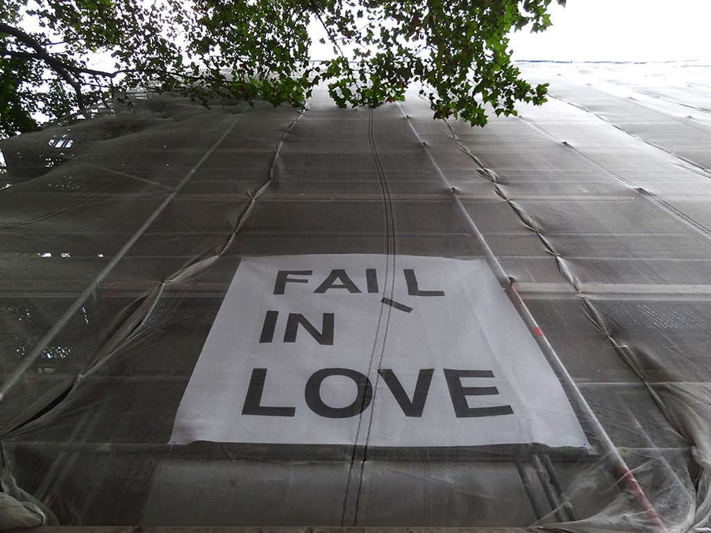 Gregor Aigner: FALL IN LOVE in der Peterstraße in Frankfurt