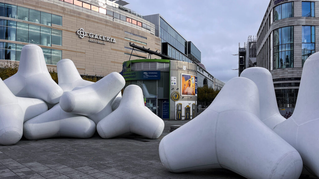 Große, weiße Objekte von Able Franklin unf Daniel Hoelzl an der Hauptwache