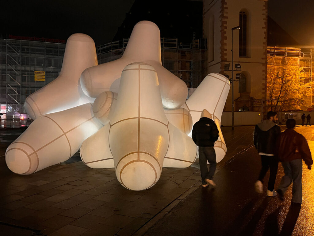 Große, weiße Objekte von Able Franklin unf Daniel Hoelzl an der Hauptwache