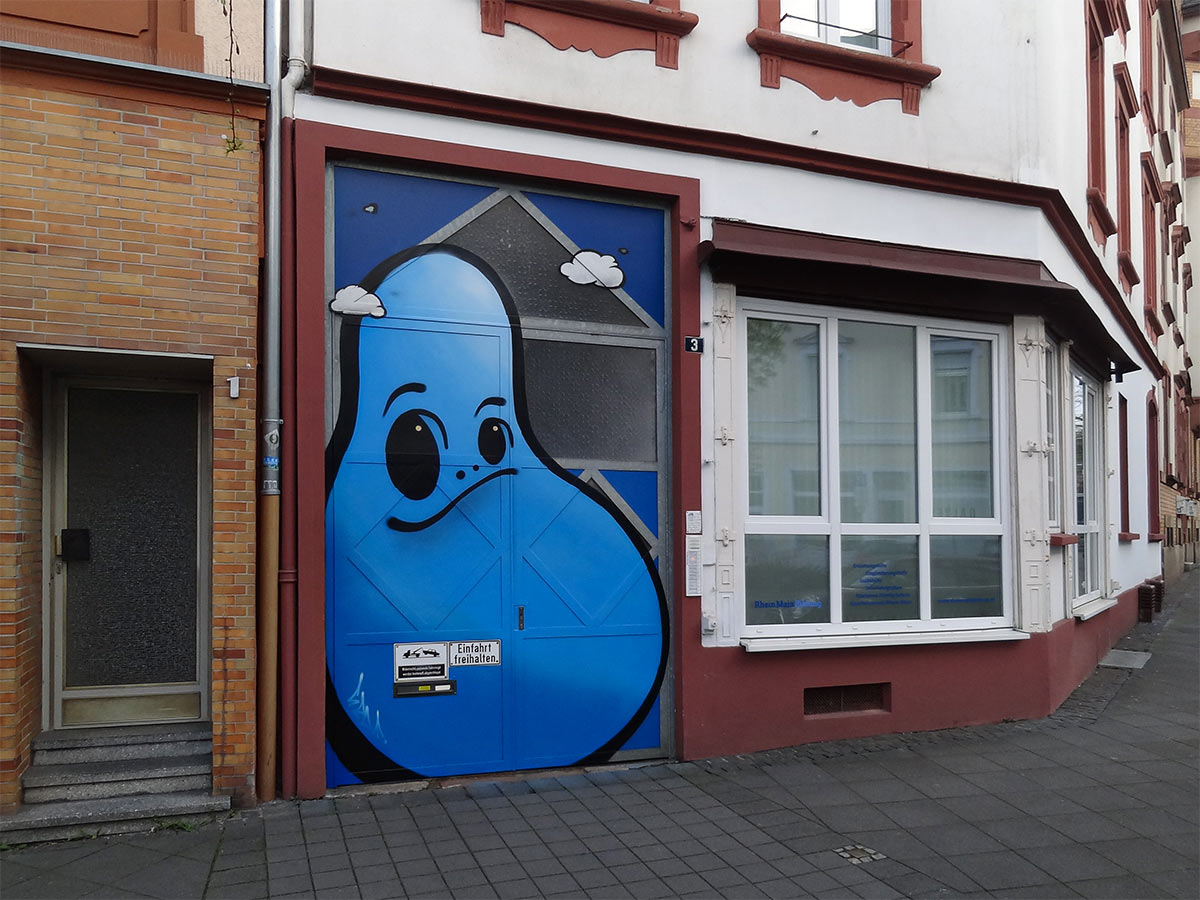 Großer, blauer Cityghost an einer Tür in Frankfurt-Bornheim