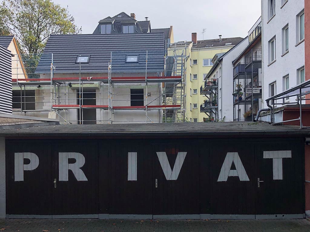 Großer Privat-Schriftzug auf Garagentüren im Frankfurter Ostend