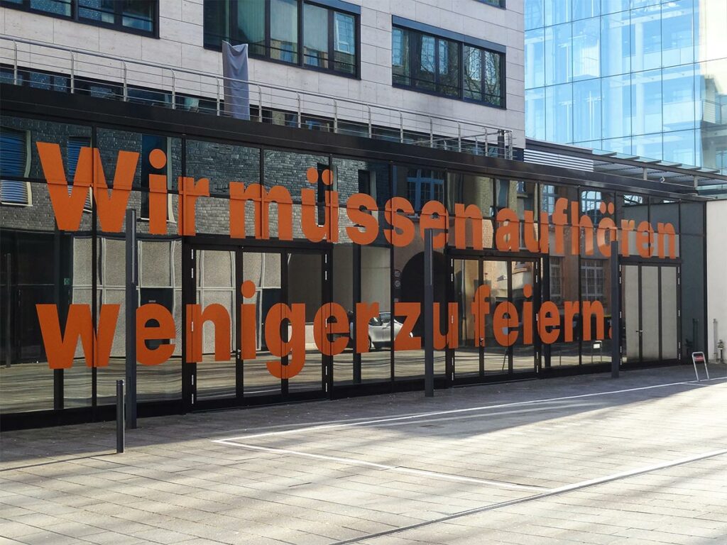 Großflächige Gebäude-Beklebung in Frankfurt: Wir müssen aufhören weniger zu feiern