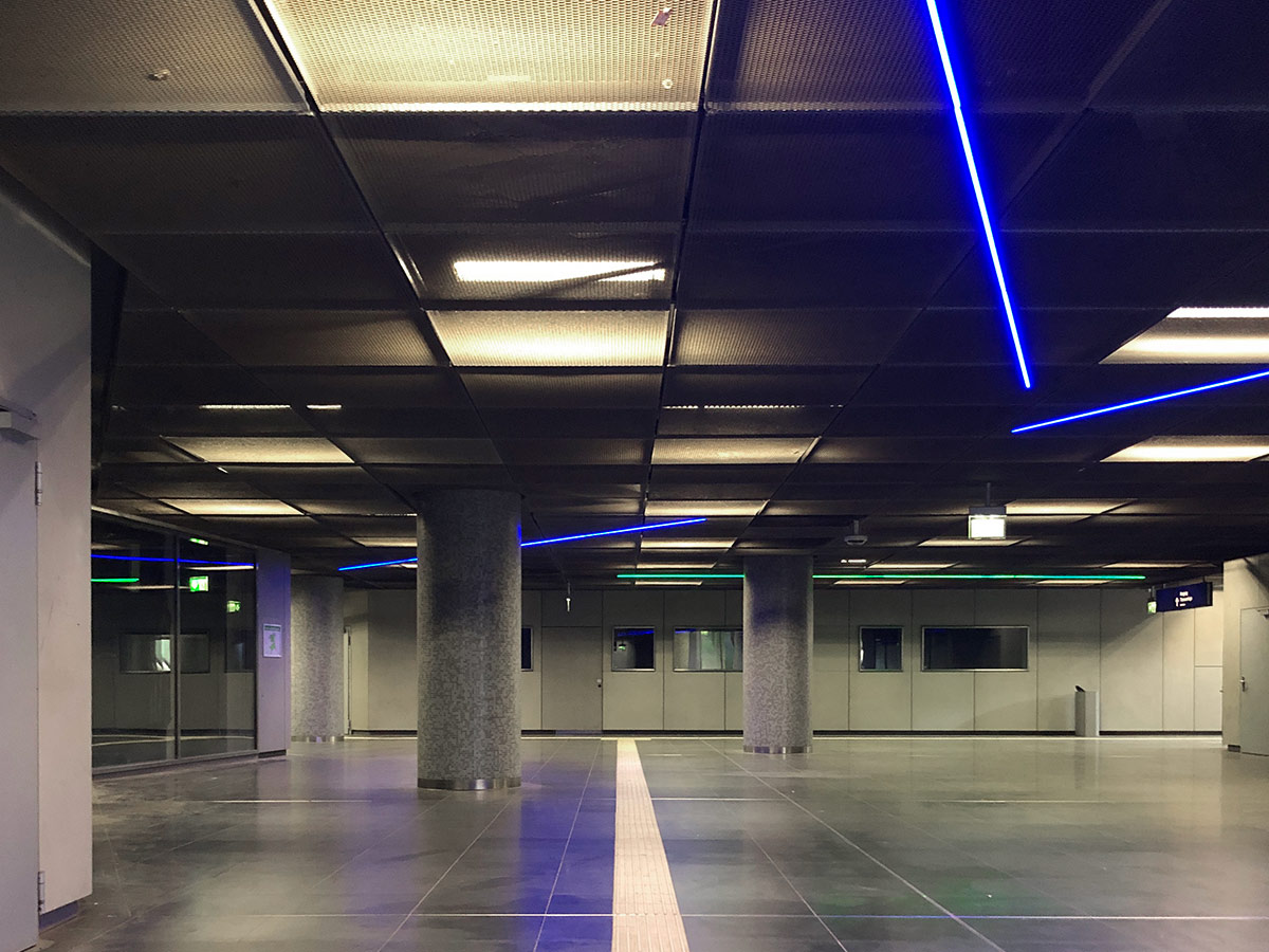 Grüne und blaue Beleuchtung in der B-Ebene „Taunusanlage“ in Frankfurt