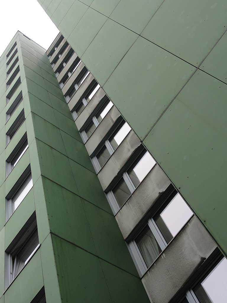 Grünes Wohnhochhaus im Frankfurter Nordend