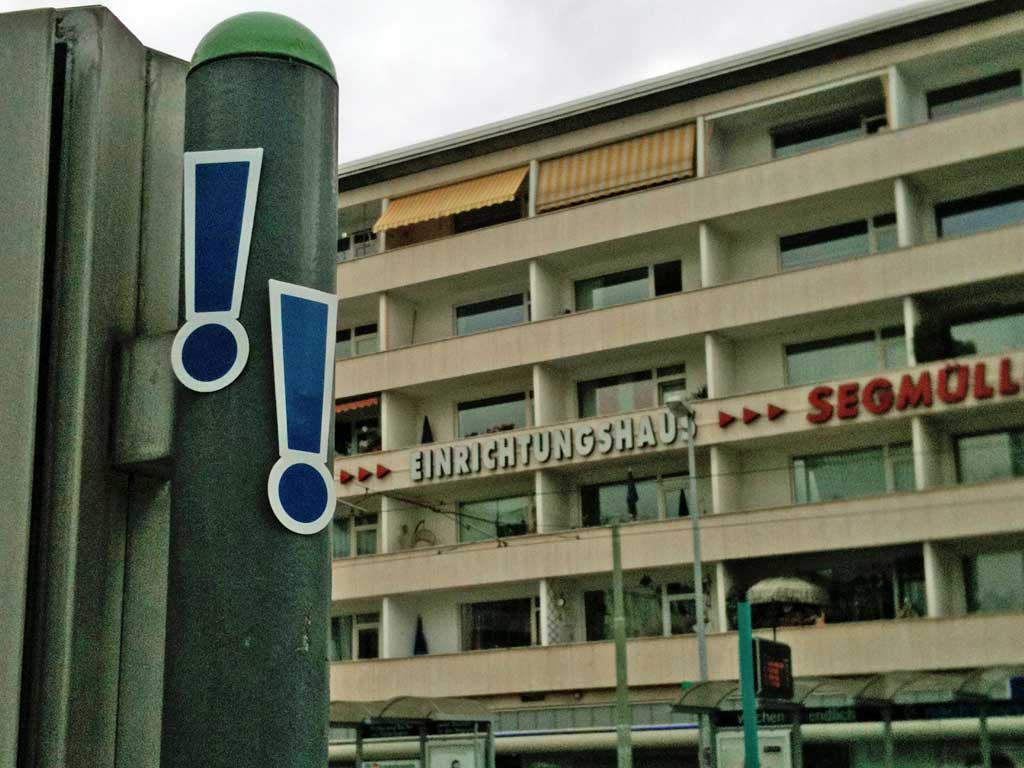 Blaue Ausrufezeichen - Guerilla Marketing in Frankfurt am Main