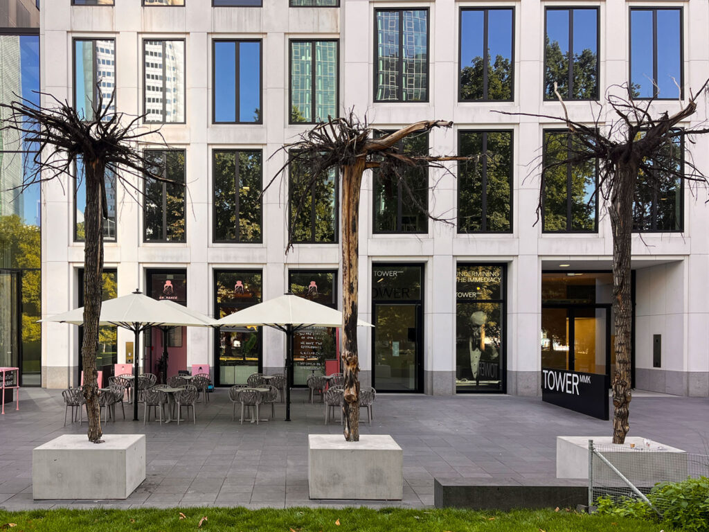 Gustav Metzger - „Strampelnde Bäume“ vor dem Tower MMK in Frankfurt