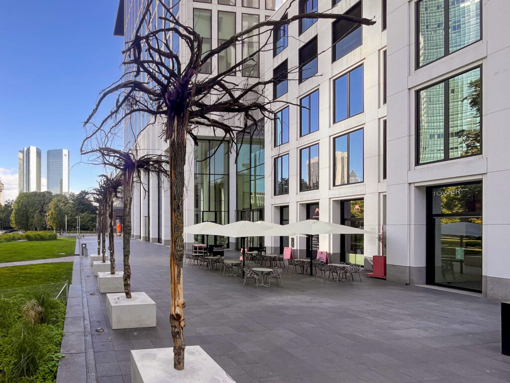 Gustav Metzger - „Strampelnde Bäume“ vor dem Tower MMK in Frankfurt