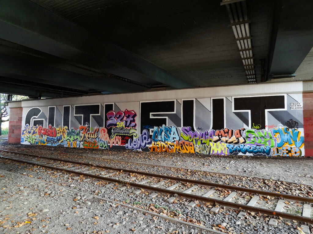 GUTLEUT-Schriftzug an der Friedensbrücke