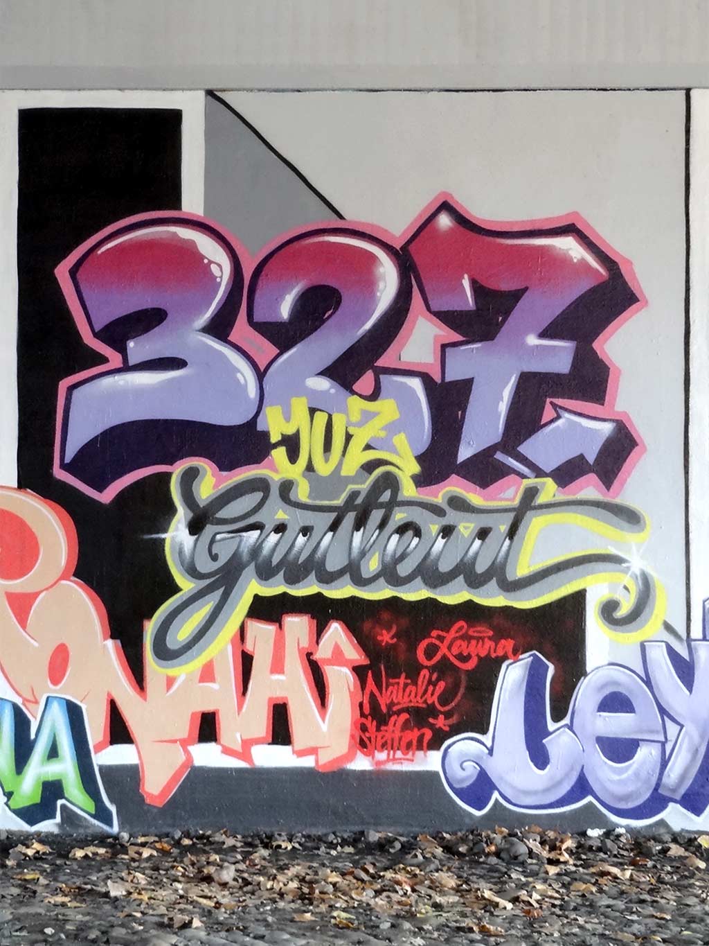 GUTLEUT-Schriftzug an der Friedensbrücke
