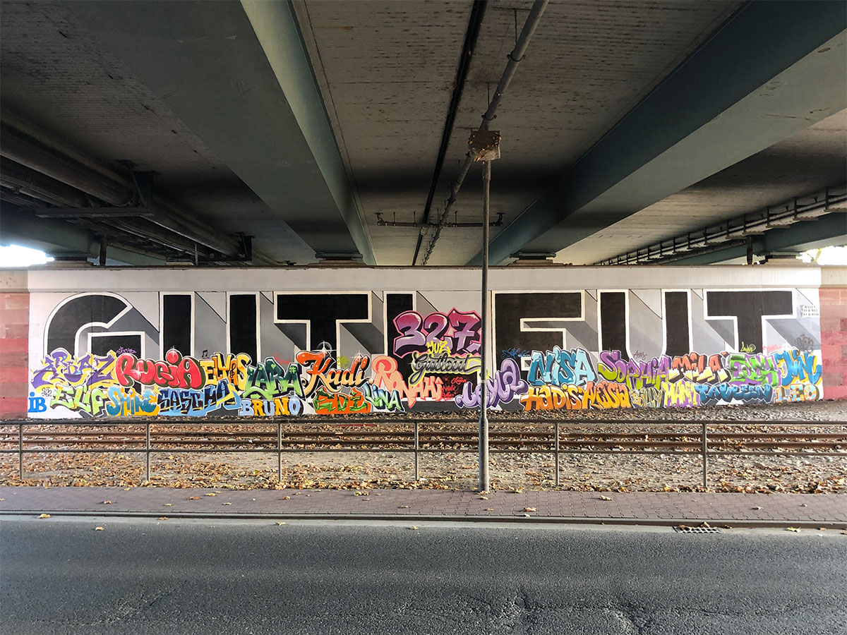 GUTLEUT-Schriftzug an der Friedensbrücke