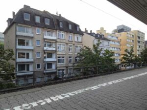Häuserzeile gegenüber des Bahnhsteigs an der Galluswarte in Frankfurt