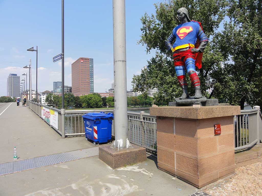 Hafenarbeiter-Skulptur in Frankfurt als Superman verkleidet