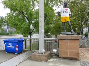 Hafenarbeiter-Skulptur in Frankfurt im I LOVE FFM Outfit