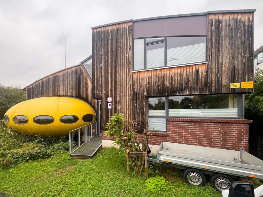 Halbiertes „Futuro“ in gelb im Jugendhaus Nied in Frankfurt