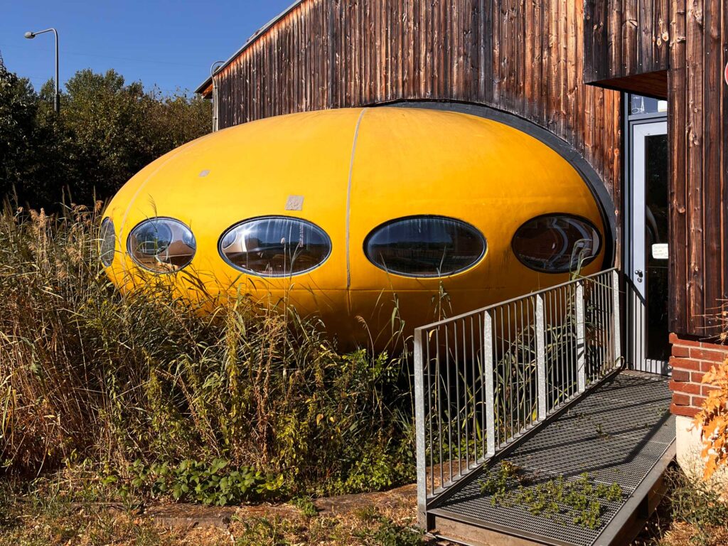 Halbiertes „Futuro“ in gelb im Jugendhaus Nied in Frankfurt