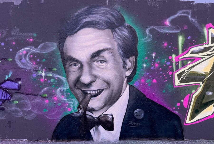 Fotorealistisches Bild von Harald Juhnke an der Hall of Fame in Frankfurt