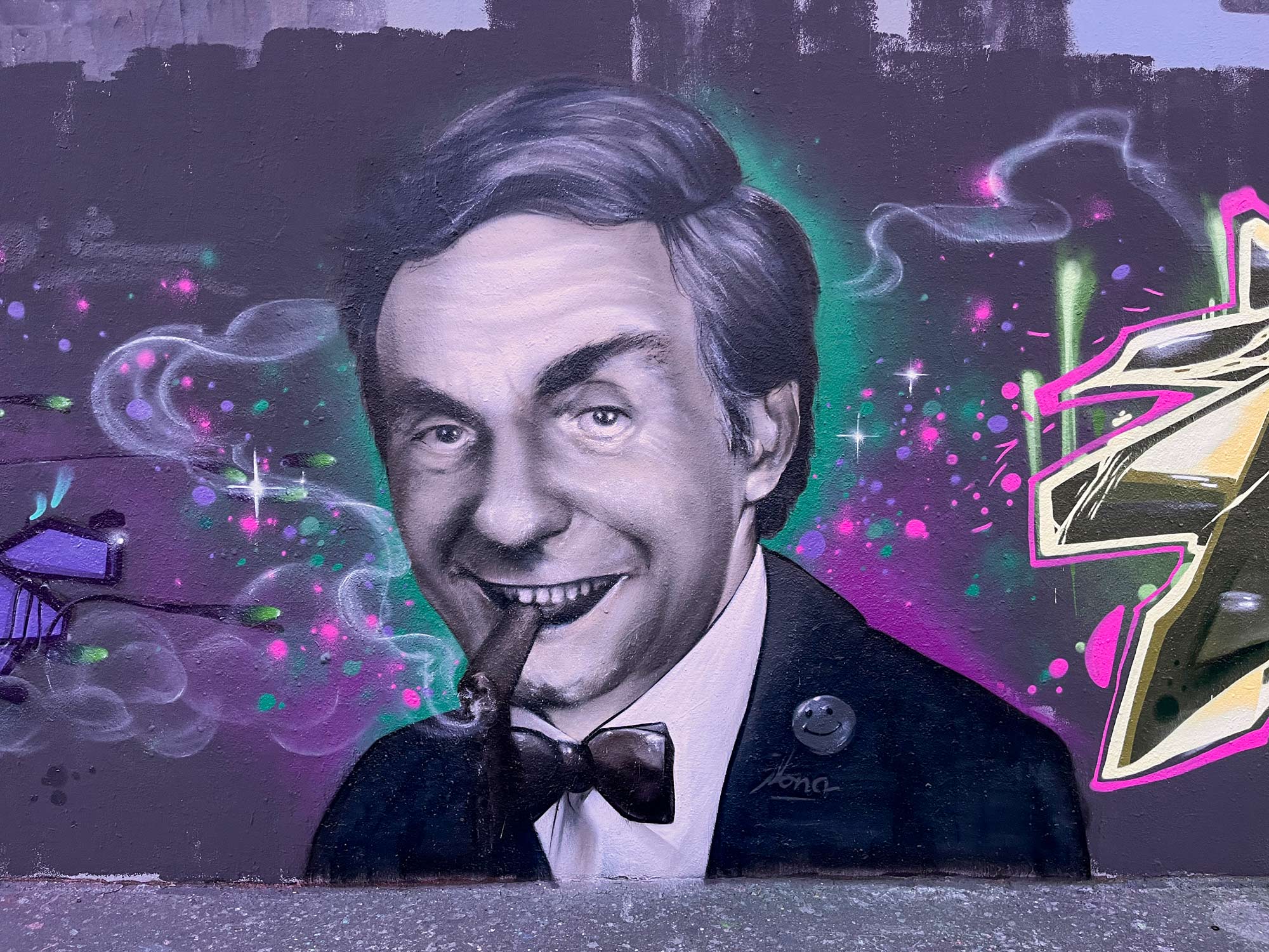 Fotorealistisches Bild von Harald Juhnke an der Hall of Fame in Frankfurt