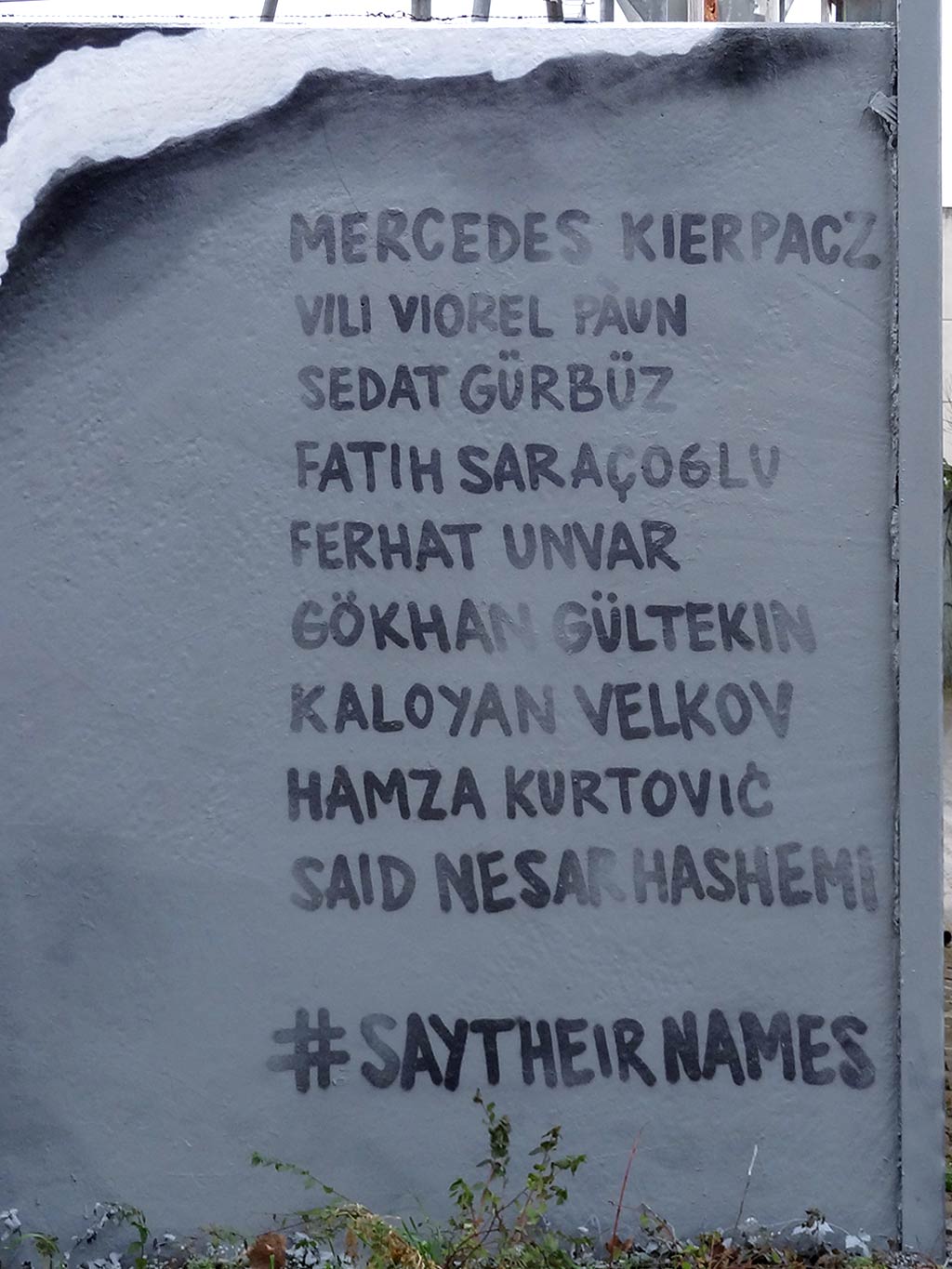 Wandbild in Frankfurt-Höchst: #Saytheirnames und den Namen der Opfer von Hanau