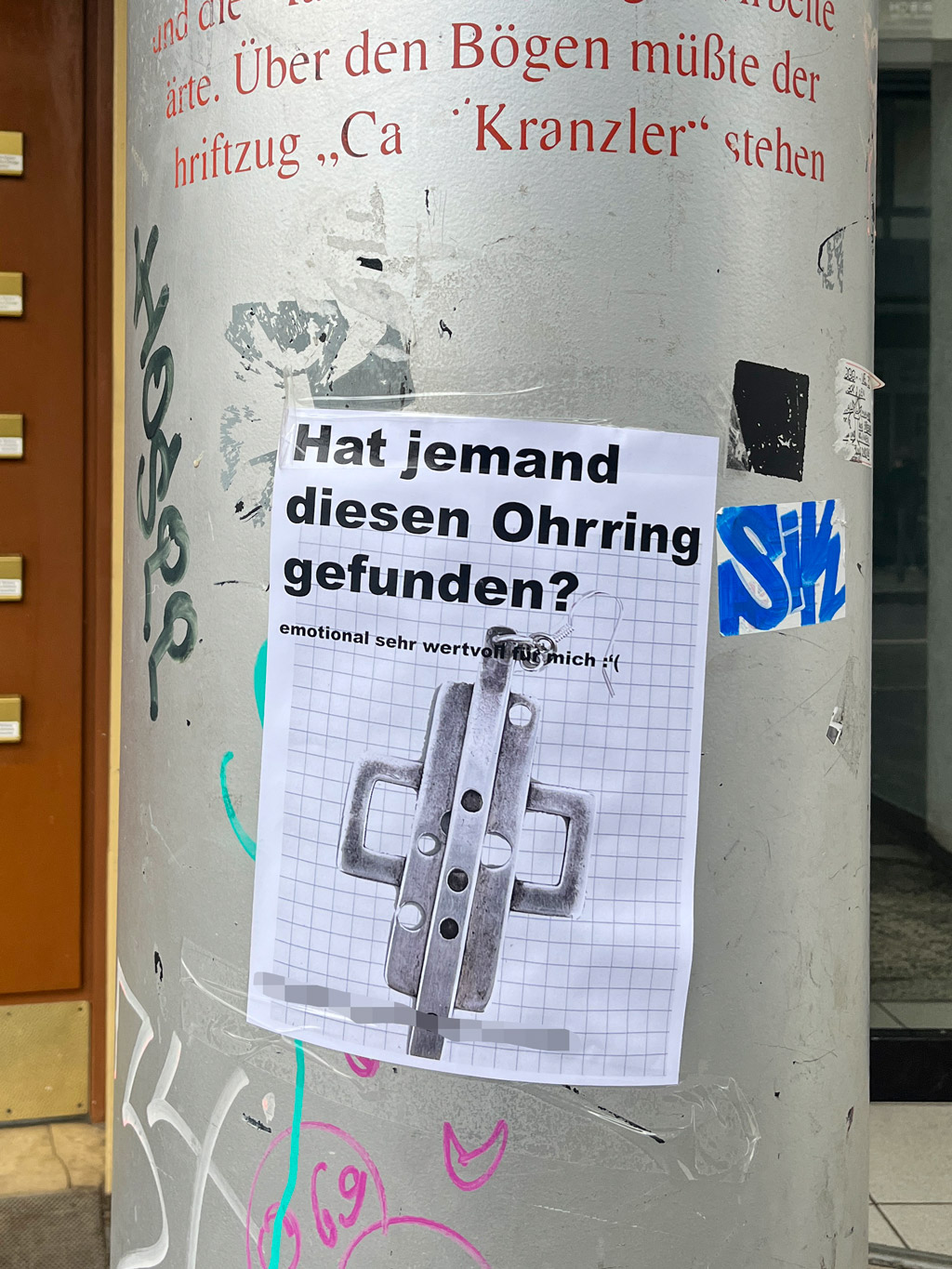 „Hat jemand diesen Ohrring gefunden“-Zettel mit Abbildung eines Ohrrings in Frankfurt