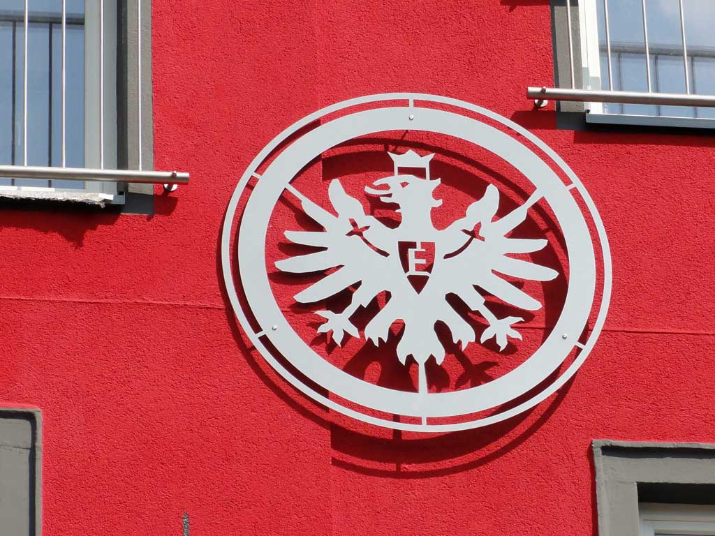 Haus in Frankfurt-Bornheim mit Eintracht-Wappen und Frankfurter Skyline