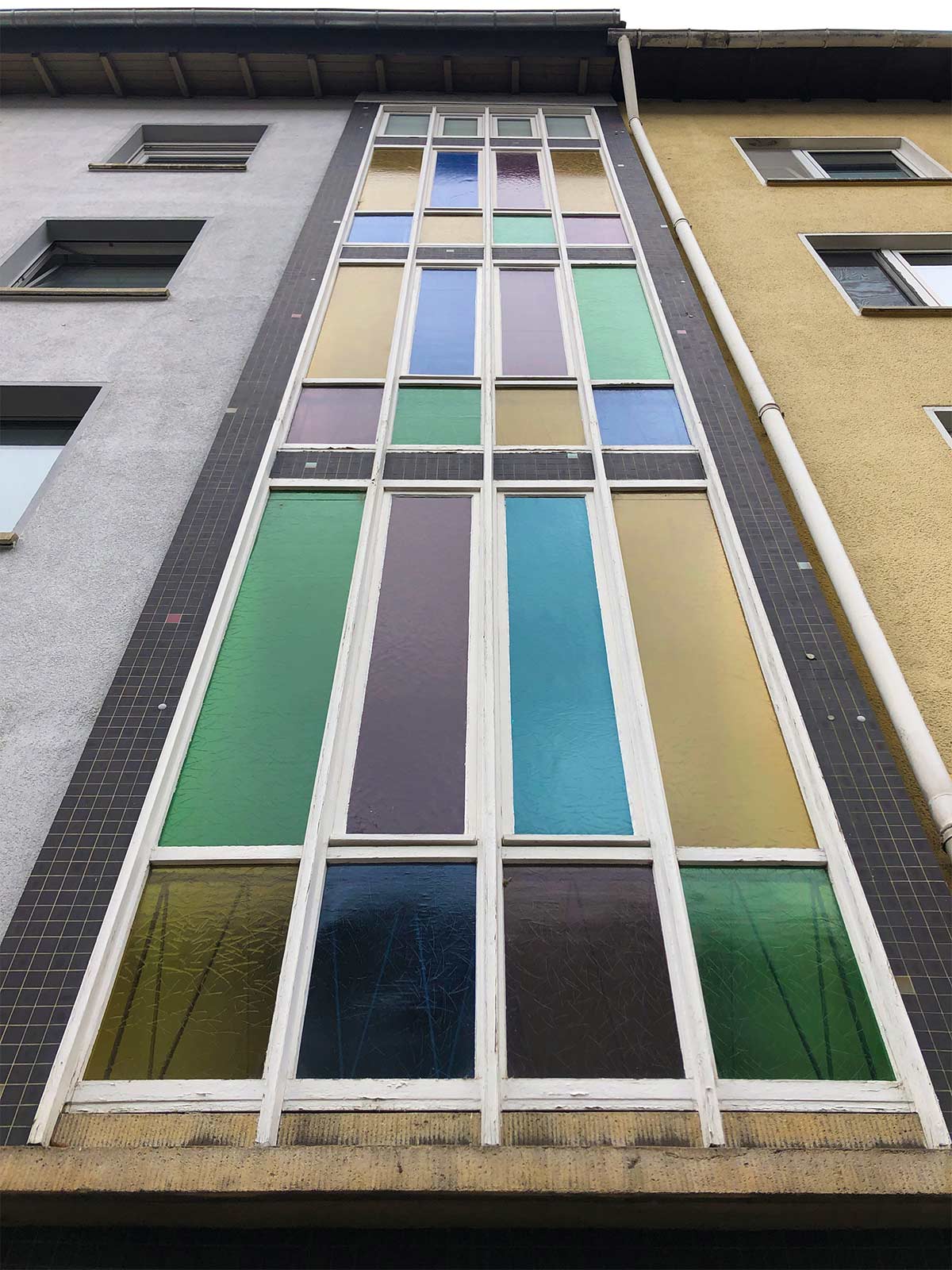 Haus mit Buntglas-Fenstern im Frankfurter Ostend
