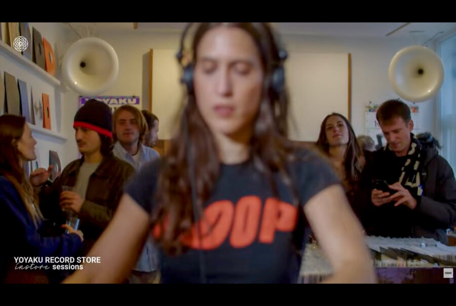 DJ von Helena Hauff im Yoyaku Record Store in Paris