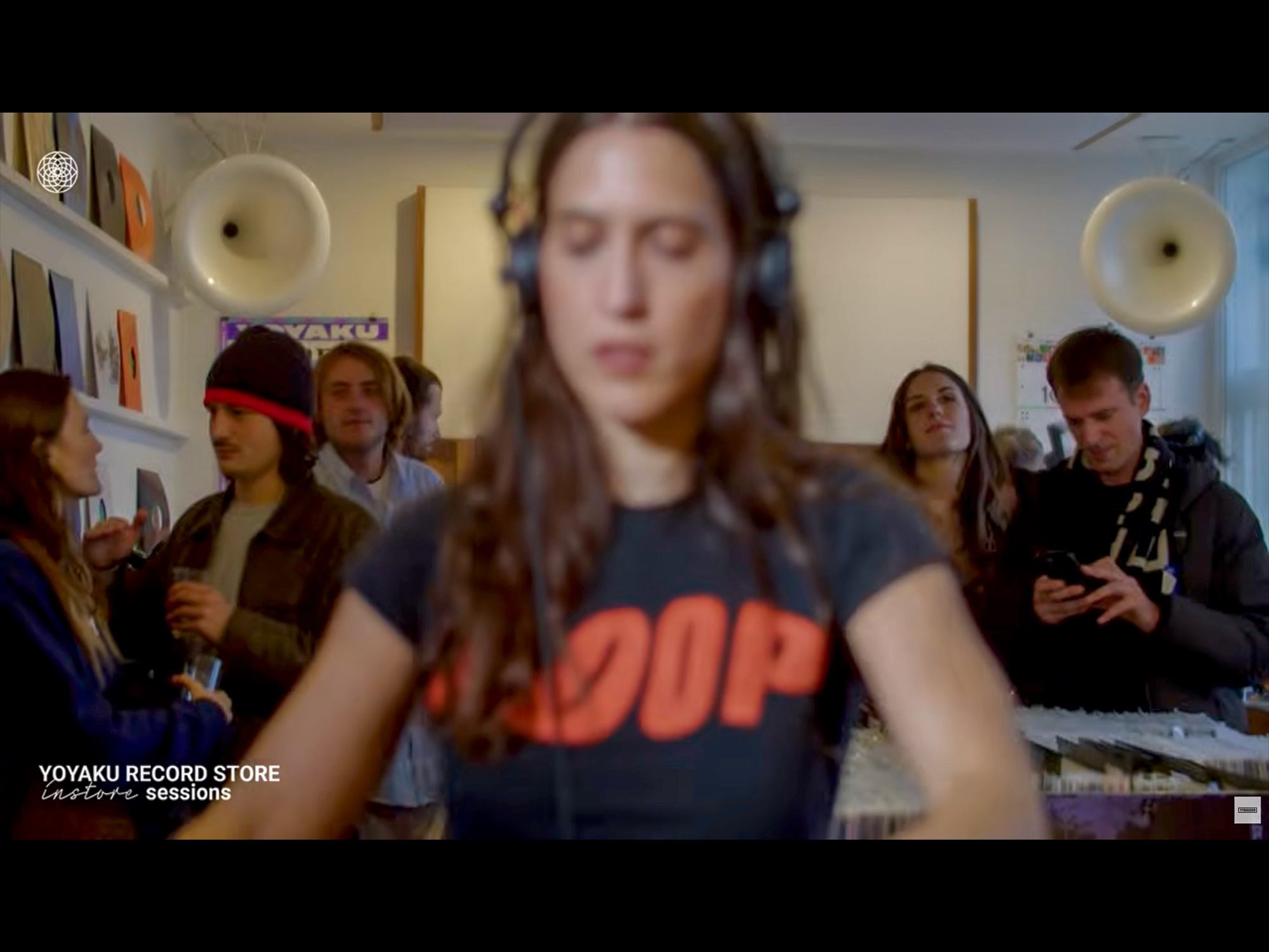 DJ von Helena Hauff im Yoyaku Record Store in Paris