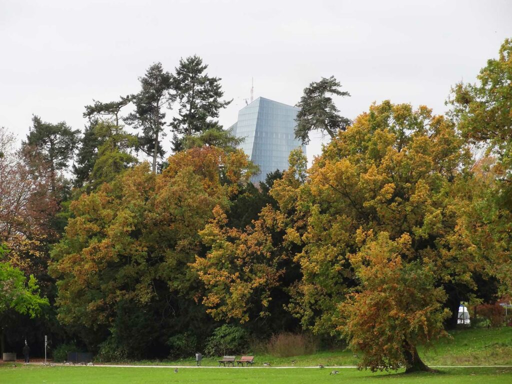 Herbstlicher Ostpark in Frankfurt mit EZB im Hintergrund