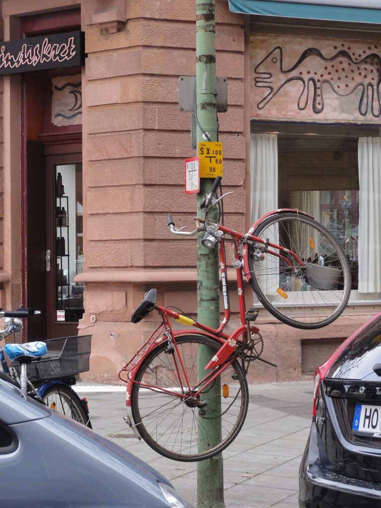 Hochkant an Laterne hängendes Fahrrad in Frankfurt (2015)