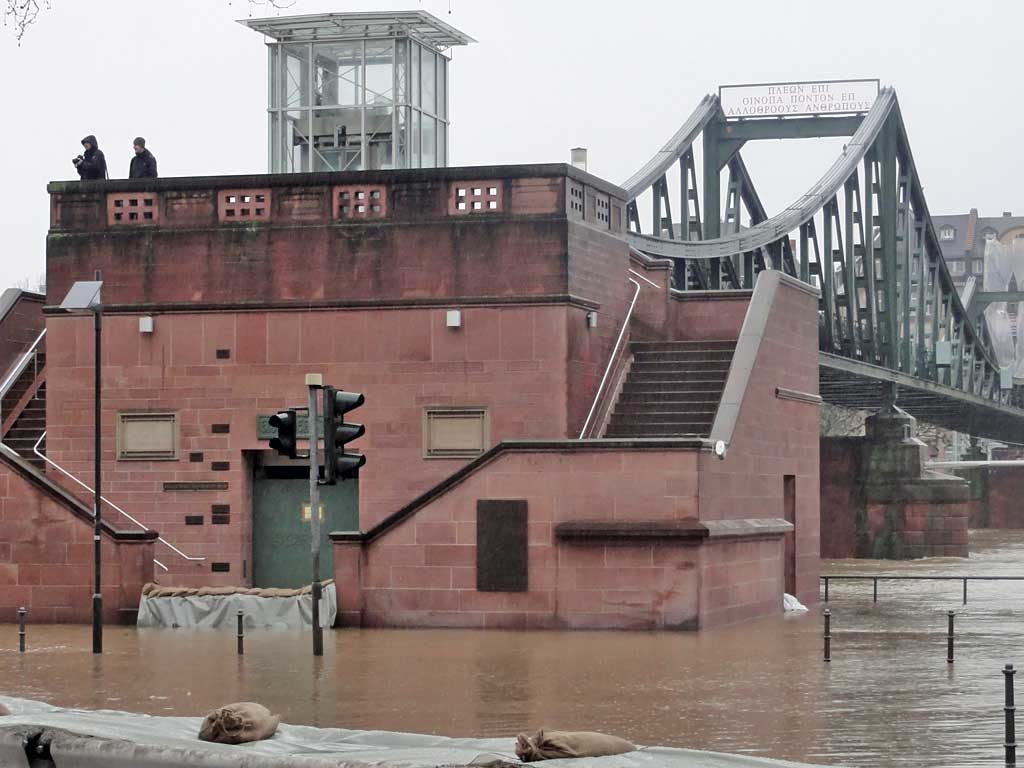 Hochwasser am Main in Frankfurt beim Eisernen Steg