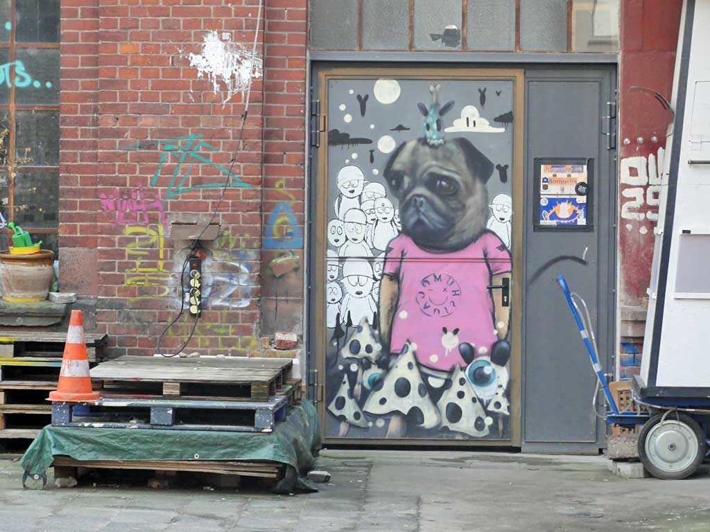 Streetart mit Mops im Shirt