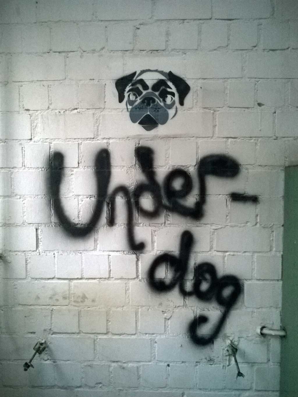 Stencil eines Hundes mit Underdog-Schriftzug
