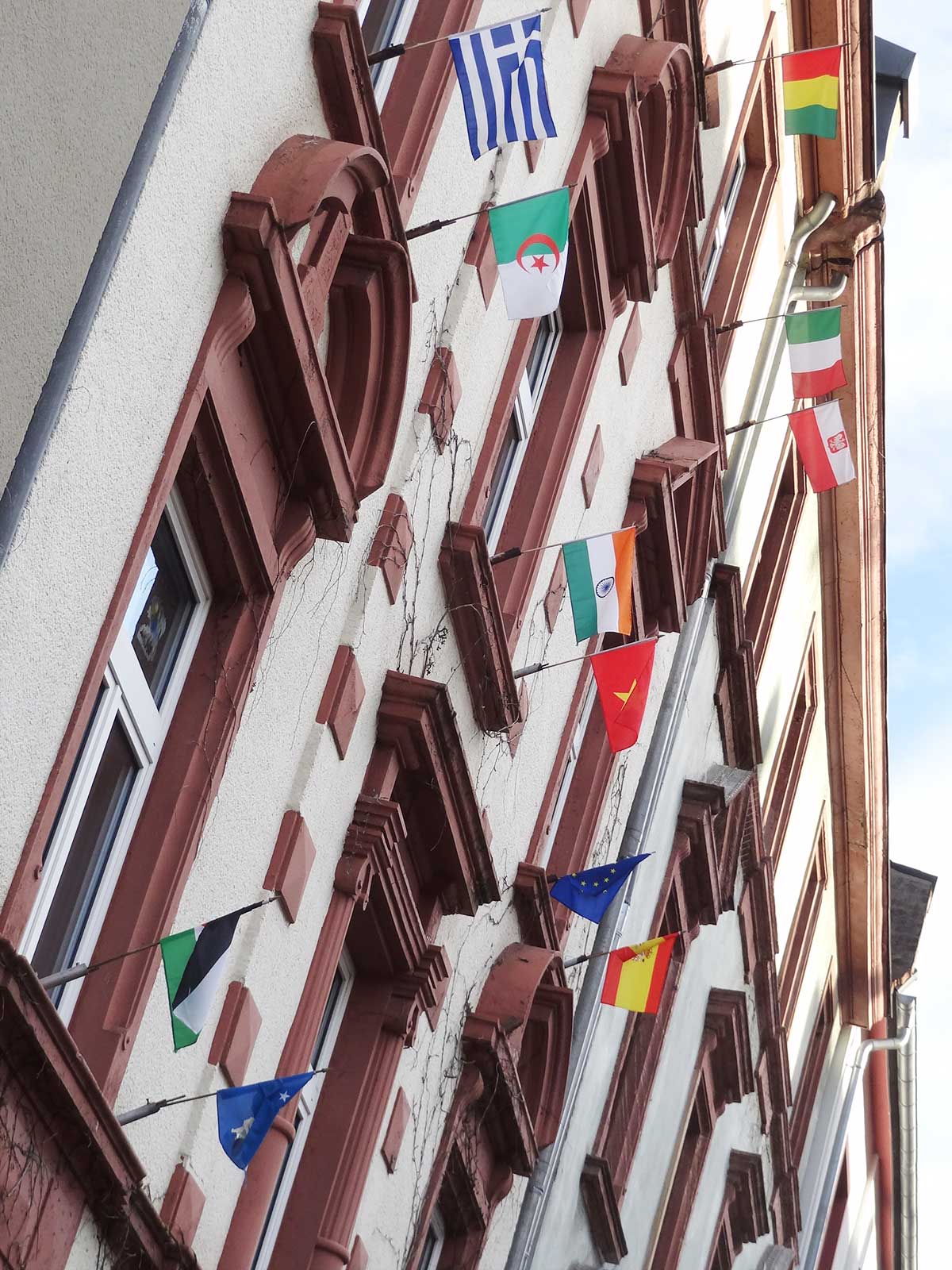 Internationales Familienzentrum in Frankfurt mit Flaggen an Fenstern