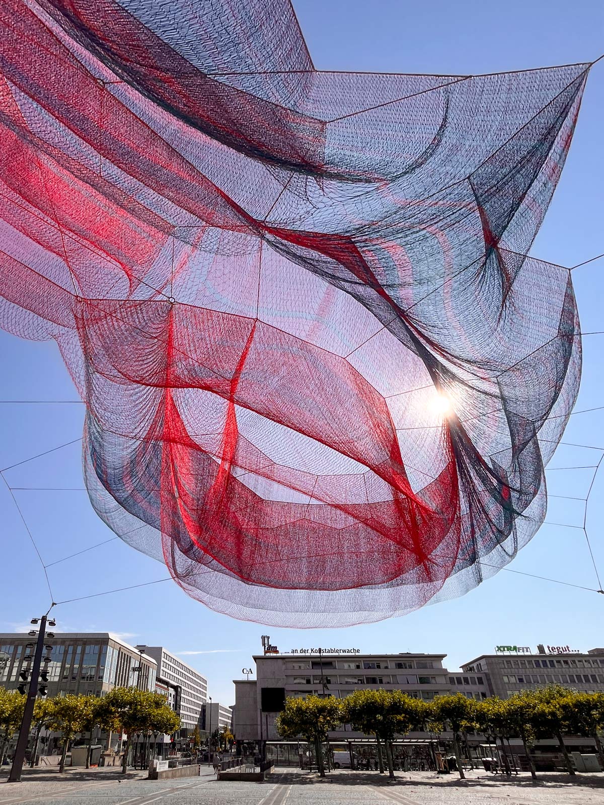 Janet Echelmans „A Sky Full of Hope“ hängt an der Konstablerwache.