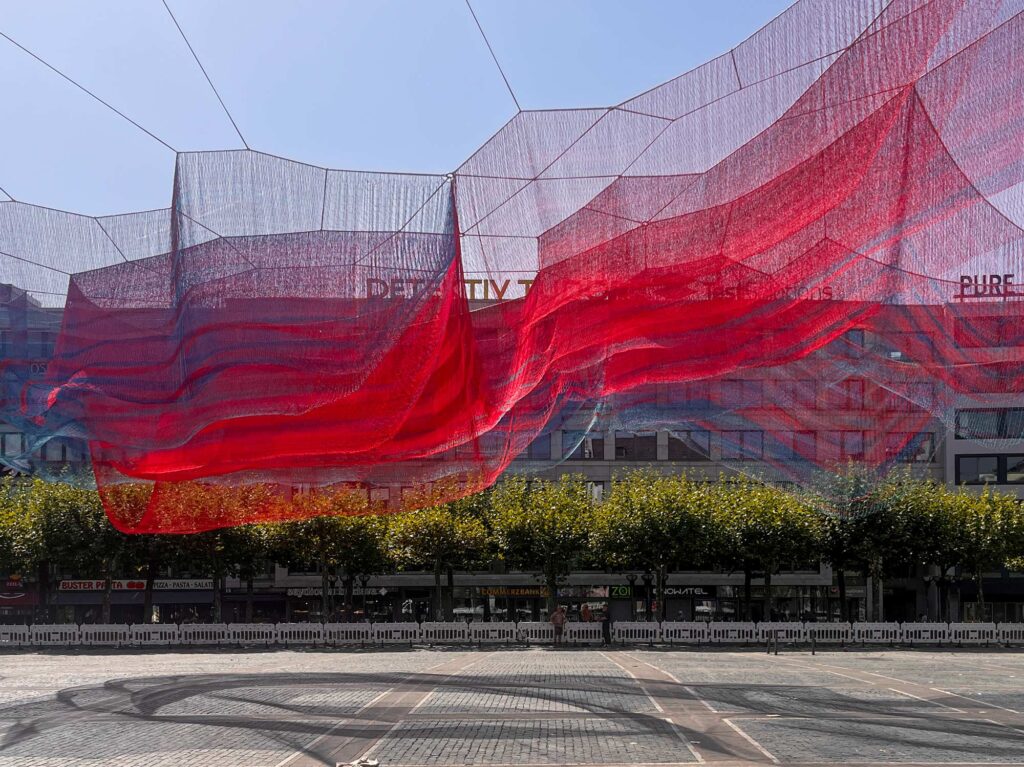 Janet Echelmans Netzskulptur „A Sky Full of Hope" an der Konstablerwache in Frankfurt