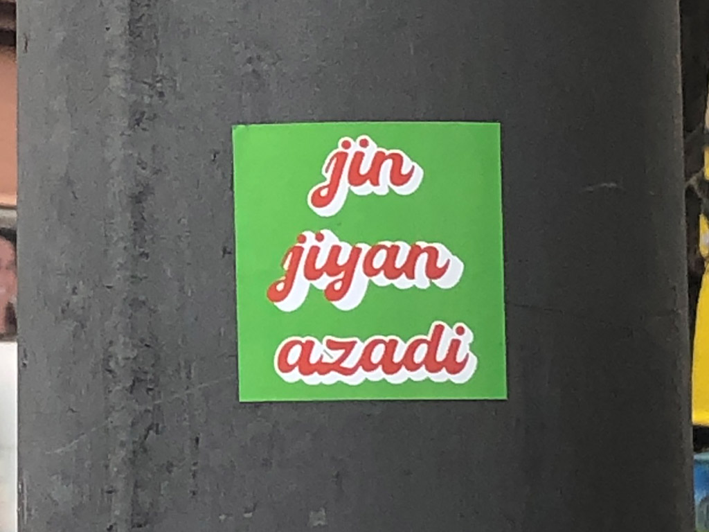 Jin Jiyan Azadi - Proteste mit Aufklebern im öffentlichen Raum
