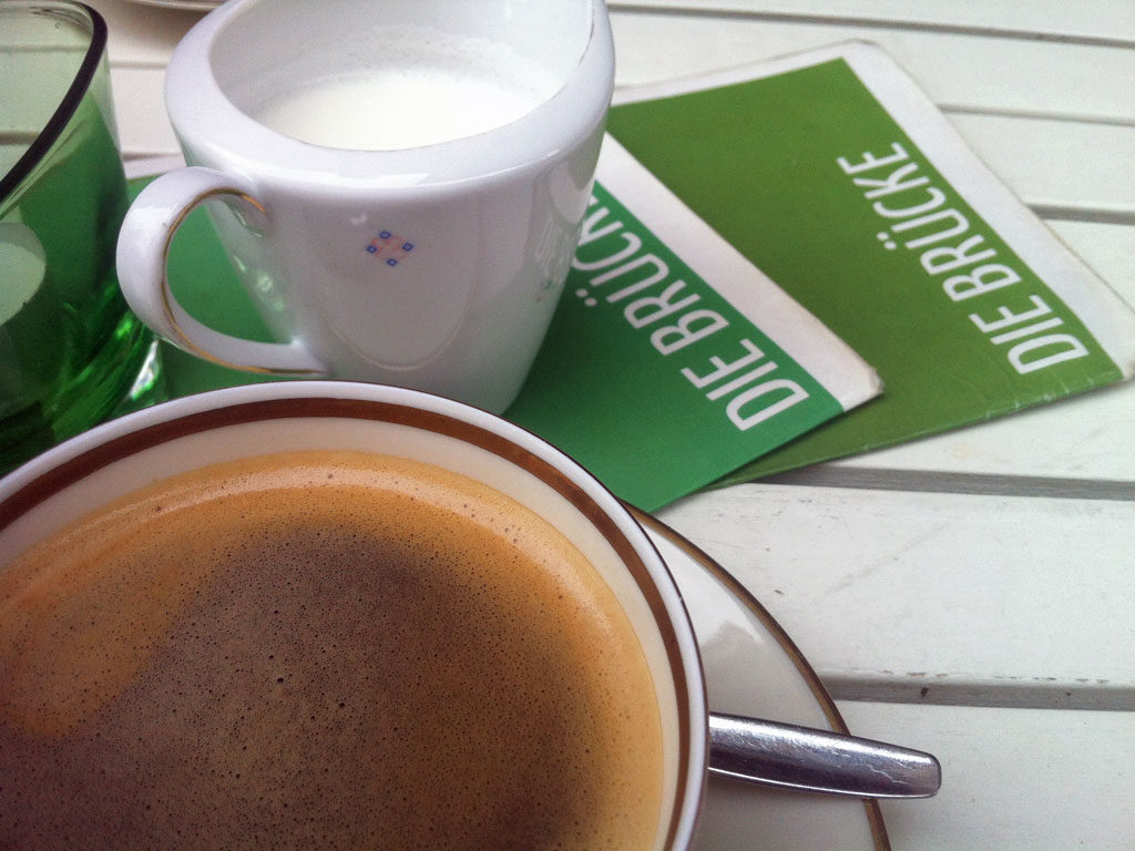 Kaffee mit Milch im Café Brücke in Frankfurt
