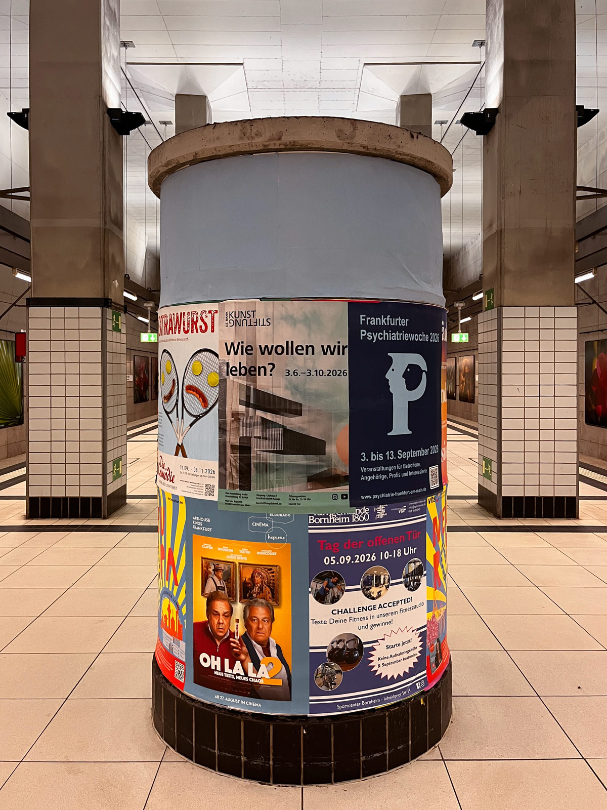 Kampf der Plakate an der Litfasssäule in Bockenheim