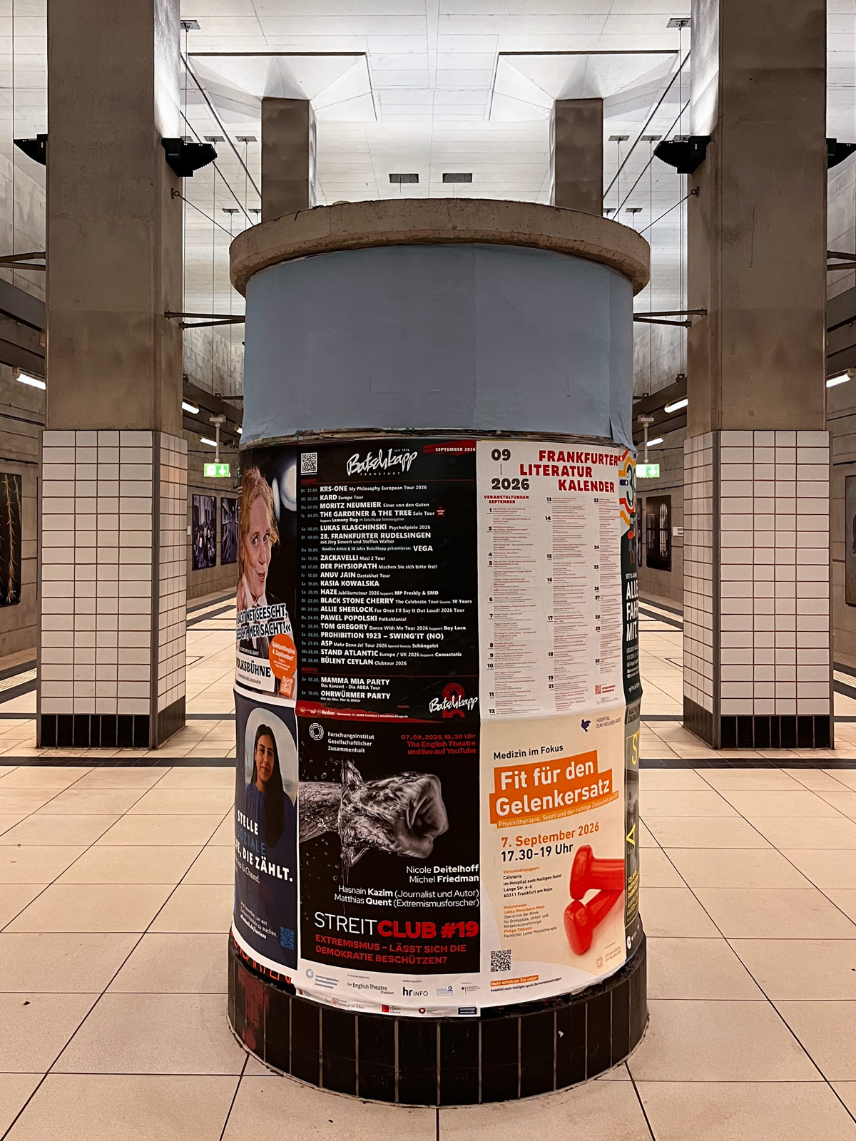 Kampf der Plakate an der Litfasssäule in Bockenheim