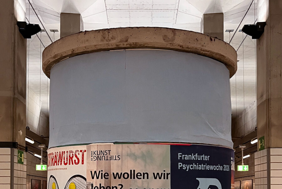 Kampf der Plakate an der Litfasssäule in Bockenheim