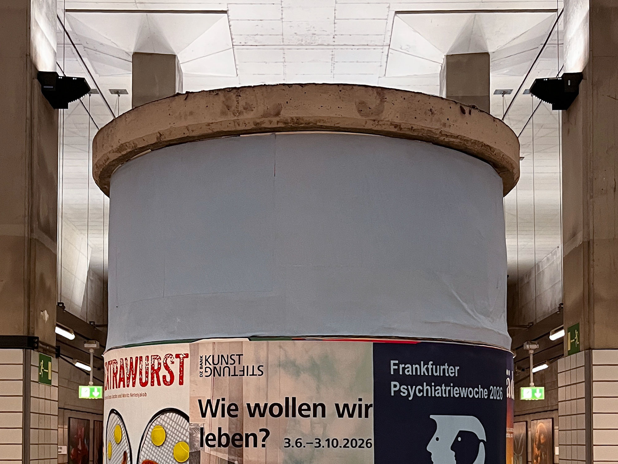 Kampf der Plakate an der Litfasssäule in Bockenheim