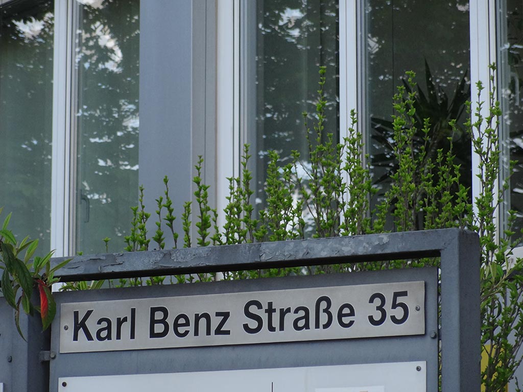Karl Benz Straße ohne Kupplungsbindestriche und mit K geschrieben