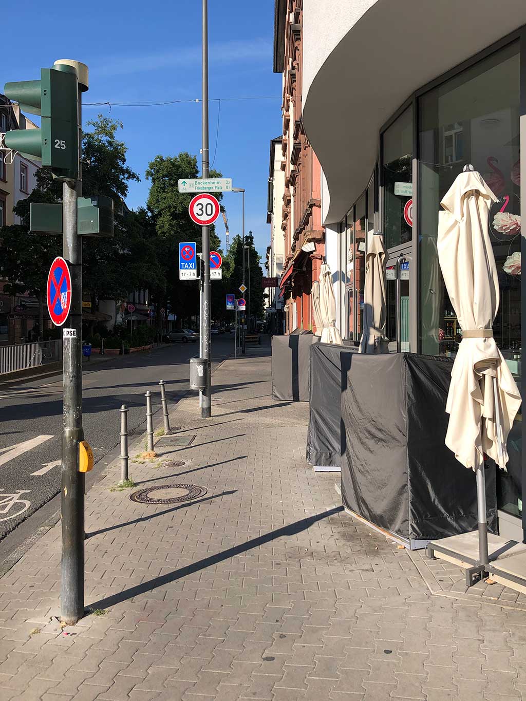 Kaum noch Platz für Fußgänger an der Kreuzung Berger Straße/Höhenstraße