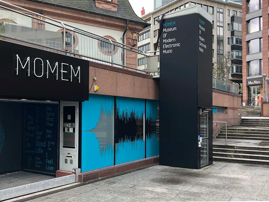 Kein Ausstellungsbesuch möglich mit Bargeld-Zahlung beim MOMEM in Frankfurt
