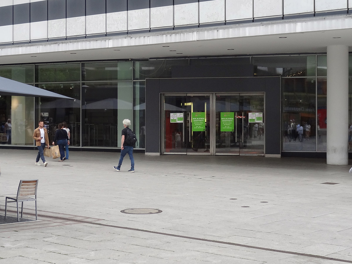 Kein Karstadt-Schriftzug mehr am Gebäude auf der Zeil in Frankfurt