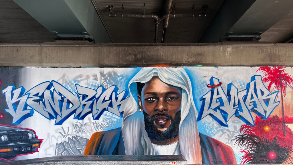 UrbanArt an Freiluftgalerie an der Friedensbrücke in Frankfurt - Kendrick Lamar