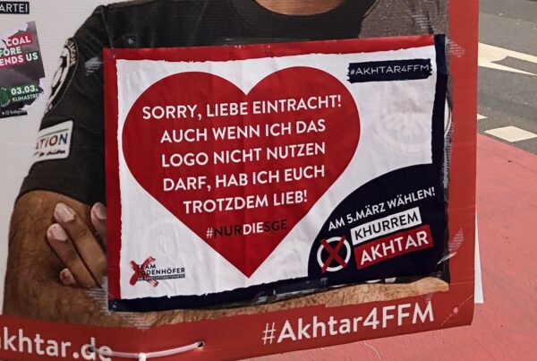 Khurrem Aktar überklebt Eintracht-Logo auf seinen OB-Wahl-Plakaten